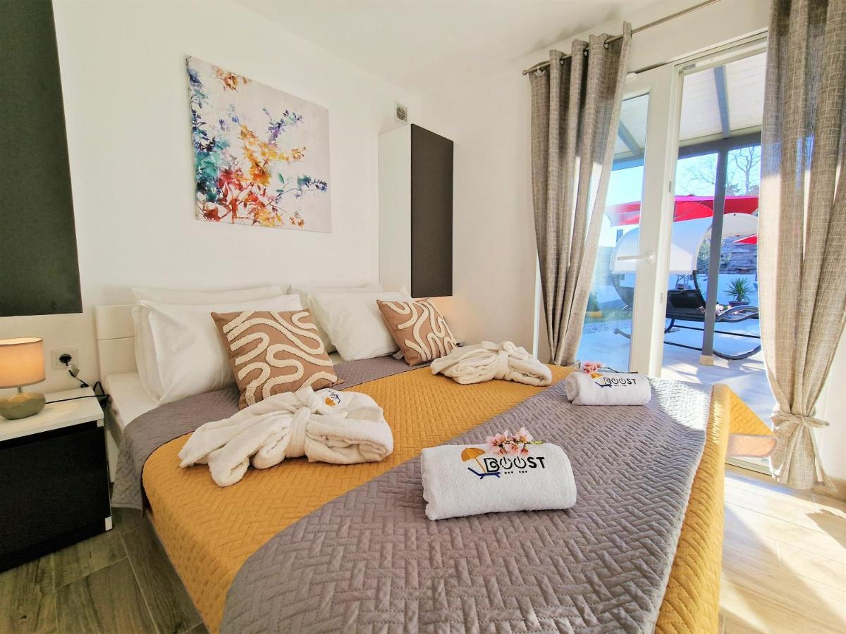 Holiday House Boost With Heated Pool Klis Exterior foto