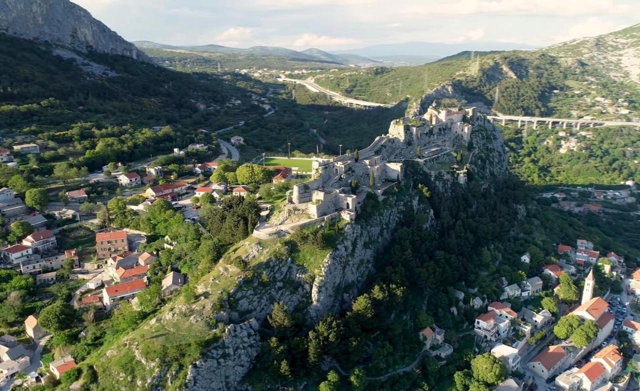 Holiday House Boost With Heated Pool Klis Exterior foto