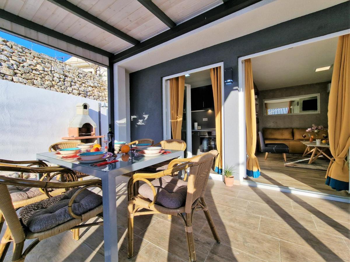 Holiday House Boost With Heated Pool Klis Exterior foto