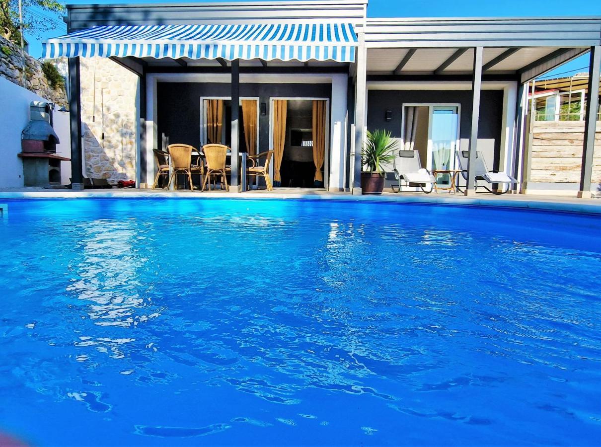 Holiday House Boost With Heated Pool Klis Exterior foto