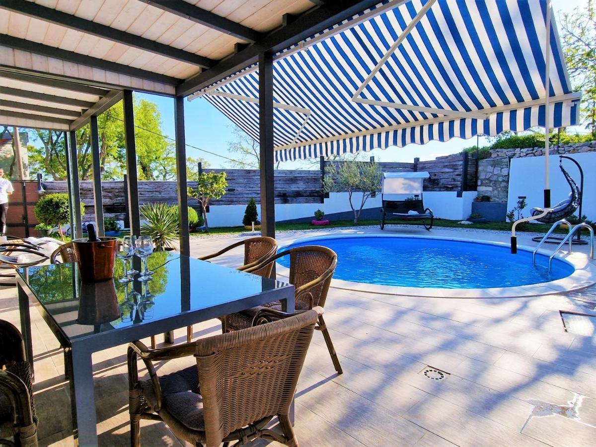 Holiday House Boost With Heated Pool Klis Exterior foto