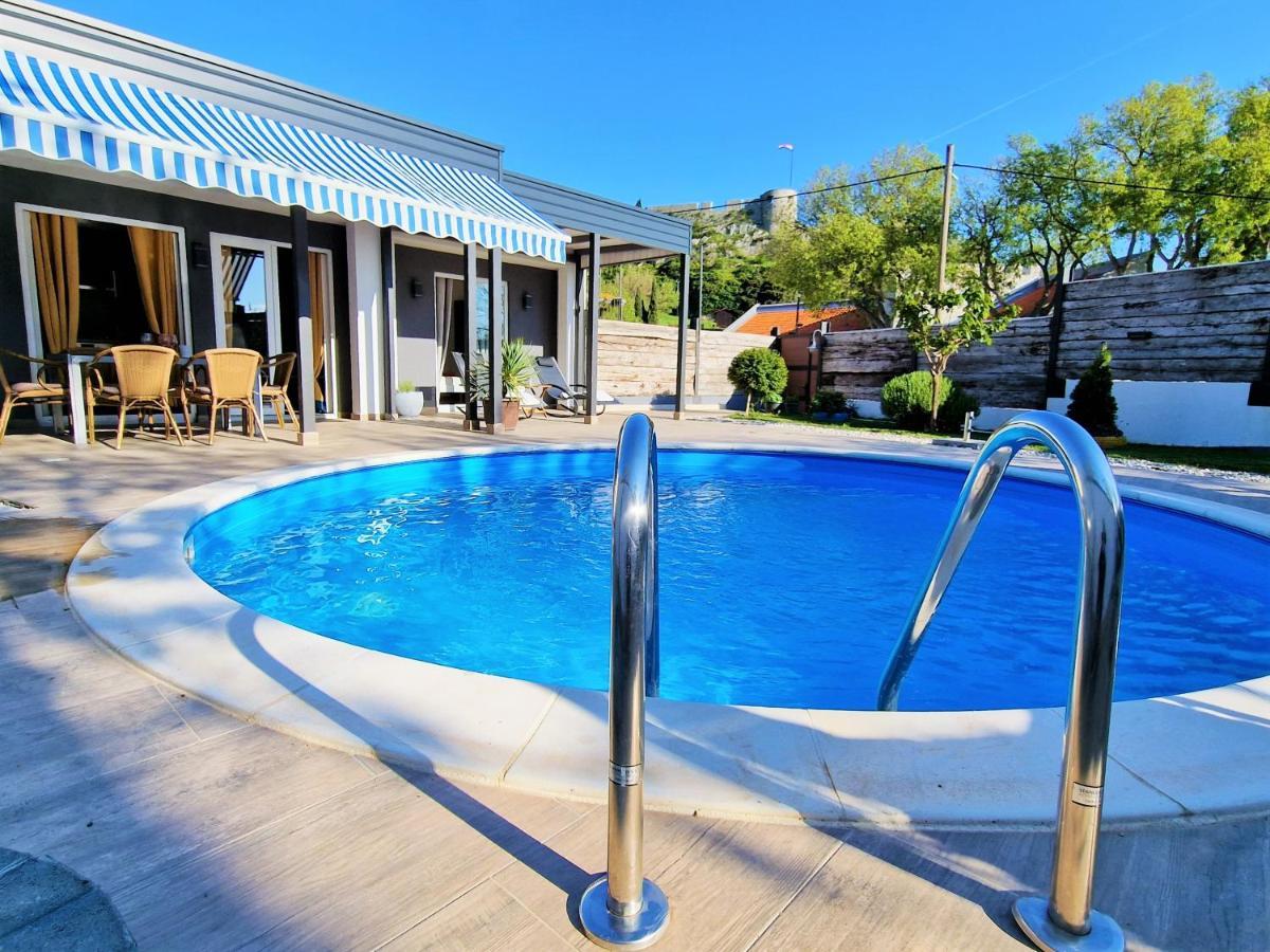 Holiday House Boost With Heated Pool Klis Exterior foto